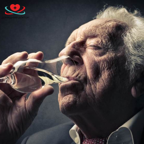 Пожилой мужчина употребляет алкоголь